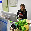 Im Weihnachtspulli vor dem Computer: Iris Gähme arbeitet im Gesundheitsamt des Schwarzwald-Baar-Kreises. Die 24-Jährige aus ...