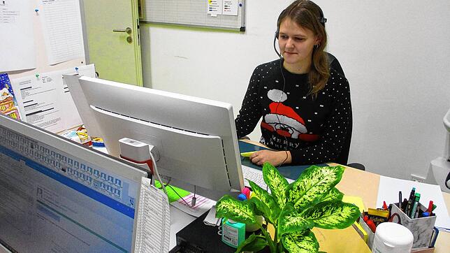 Im Weihnachtspulli vor dem Computer: Iris Gähme arbeitet im Gesundheitsamt des Schwarzwald-Baar-Kreises. Die 24-Jährige aus ...
