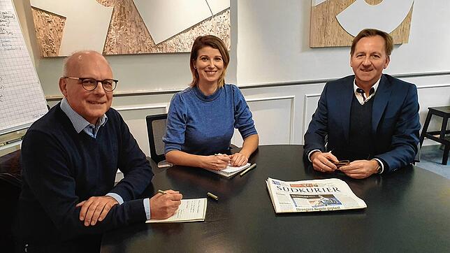 Oberbürgermeister Philipp Frank (rechts) spricht in seinem Dienstzimmer im Waldshuter Rathaus mit SÜDKURIER-Redaktionsleiter Kai ...