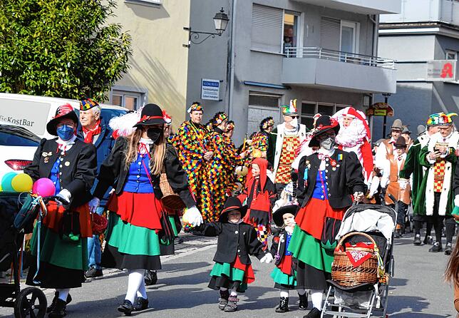 Bild 5: Bilder vom Kindernarrenbaum-Setzen auf dem Gustav-Hammer-Platz in Stockach