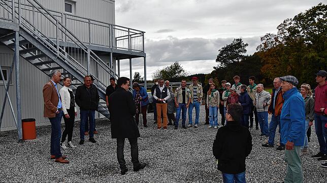 Der Tag der Offenen Türe bei der Containerwohnanlage für Geflüchtete startete mit einer kurzen Einführung des Bürgermeisters. Auch der ...