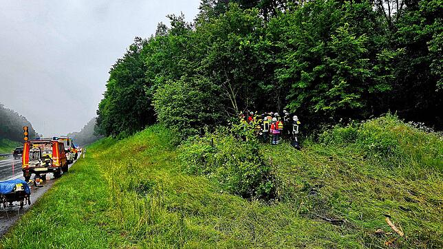 Am Mittwochmorgen ist ein Auto von der B33 abgekommen und ein gutes Stück von der Straße entfernt zum Stehen gekommen.