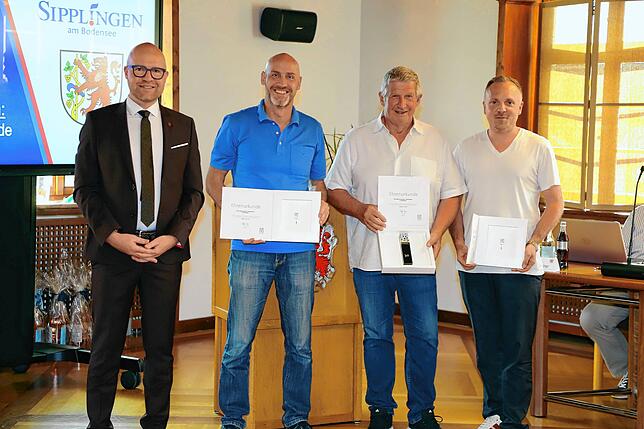 Für langjährige Gemeinderatsarbeit zeichnete Bürgermeister Oliver Gortat (von links) Jürgen Straub (zehn Jahre), Willi Schirmeister (30 ...