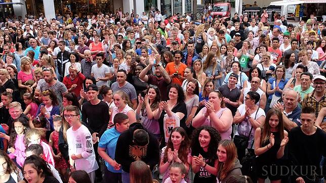 Die Stadfestbesucher hatten trotz des Regens ihren Spaß. Sobald er nachließ, fanden sich wieder zahlreiche Zuschauer vor den ...
