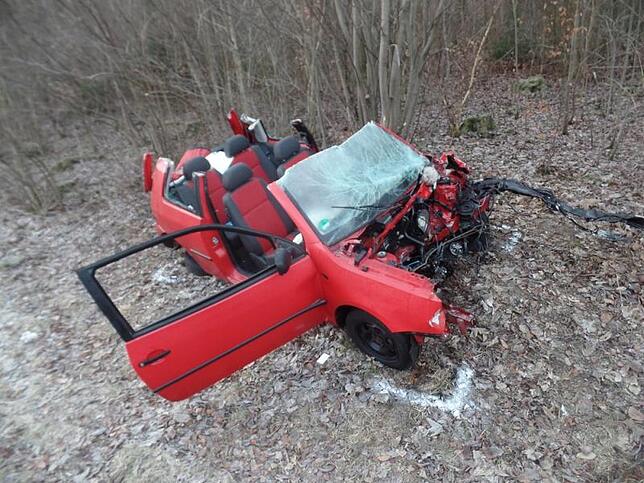 Ein völlig zerstörtes Auto nach einem Verkehrsunfall, aufgenommen von der freiwilligen Feuerwehr Engen.