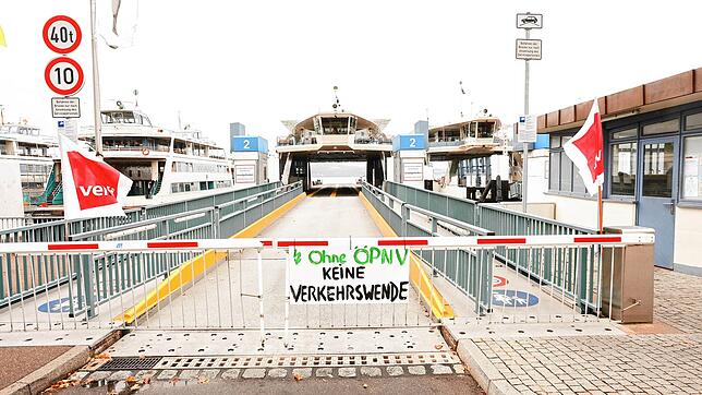 Ungewohnter Ruhetag an der Autofähre in Staad.