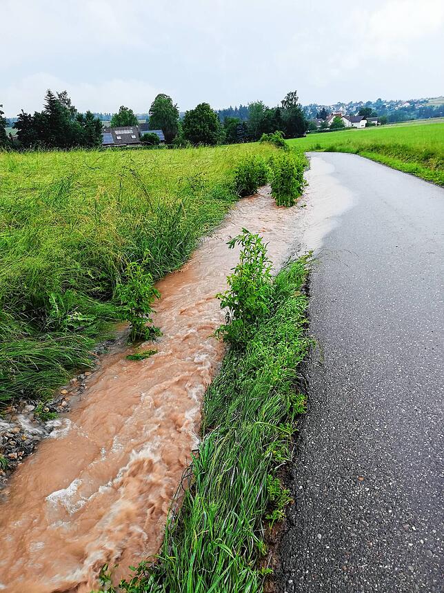 Der Bachlauf Bühlweg Richtung Pfaffenberg beim jüngsten Starkregen. Bild: Schneider