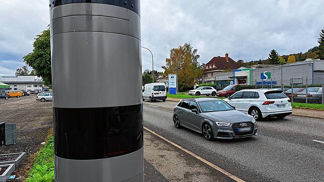 Eine der bisher zwei festen Blitzsäulen in Bad Säckingen. Diese überwacht die Geschwindigkeiten auf der B34. Jetzt soll eine dritte ...