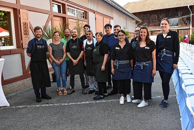 Sie setzten die Idee der „Langen Tafel“ als Jubiläumsfest perfekt um und in Szene. Das Team um Daniel Frech (li) und ...