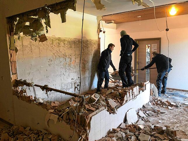 Die Aktiven stemmten ehrenamtlich Abbrucharbeiten, räumten auf und entsorgten Bauschutt.