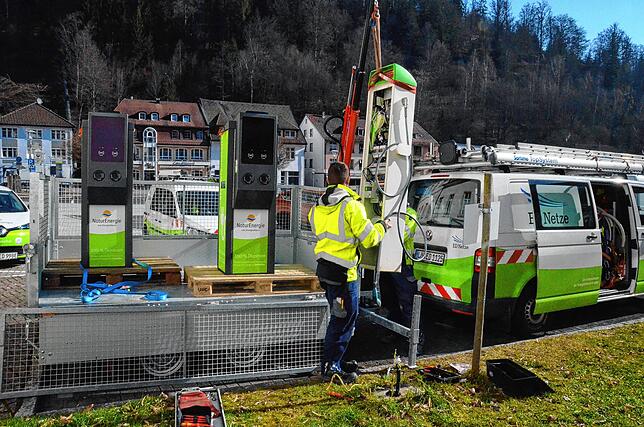 Mitarbeiter von Energiedienst ersetzen in St. Blkasien eine alte Ladestation für Elektroautos.