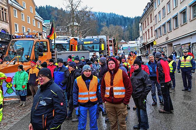 Die Landwirte warten auf den Beginn der Kundgebung in Triberg.