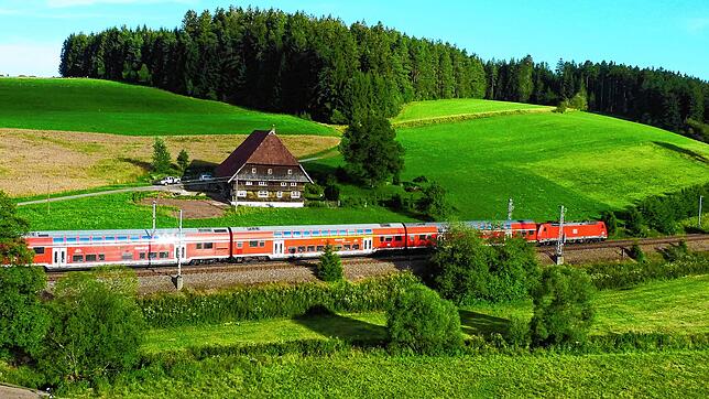 Die Schwarzwaldbahn fährt in Stockburg an dem malerischen Schwarzwaldhof vorbei. Auf der Fläche links des Hofes, wo jetzt noch ein ...