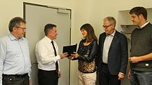 Carmen Seeger-Fischer übergab mit Wilhelm Lutz und Michael Stecher (rechts) Bürgermeister Jochen Spieß und Kämmerer Victor Francini die ...