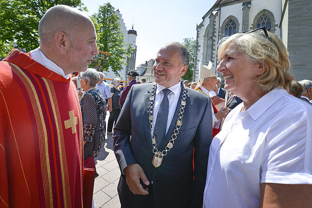 Erster Kontakt mit dem künftigen Stadtpfarrer: Heinz Vogel (links) im Gespräch mit OB Martin Staab (Mitte) und seiner Partnerin Andrea ...