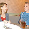 SÜDKURIER-Mitarbeiterin Nicole Burkhart im Gespräch mit Nicolai Dambacher.
