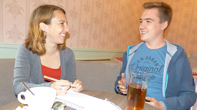 SÜDKURIER-Mitarbeiterin Nicole Burkhart im Gespräch mit Nicolai Dambacher.