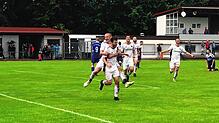 Große Freude bei der SG Dauchingen/Weilersbach, nachdem Manuel Federl (vorne) zum 3:1 gegen Tennenbronn getroffen hatte. Die Partie ...