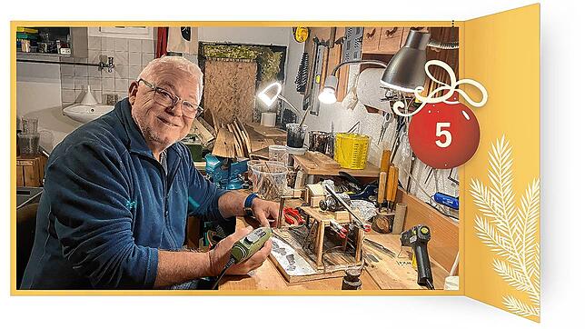 Roland Graf aus Arlen bei seinem liebsten Hobby: dem Krippenbau
