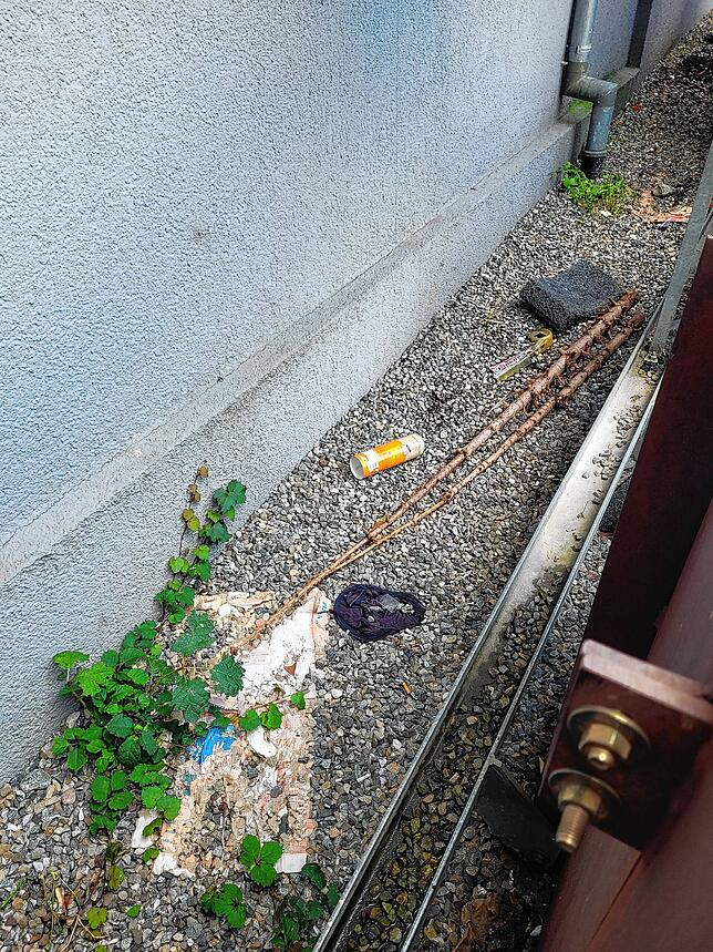 Am Rand des Platzes findet sich eine Menge Müll.
