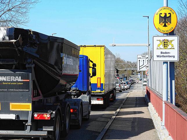 Nur noch mit gutem Grund dürfen Schweizer nach Deutschland einreisen. Einkaufen zählt nicht dazu. An den Grenzübergängen wie hier in Bad ...