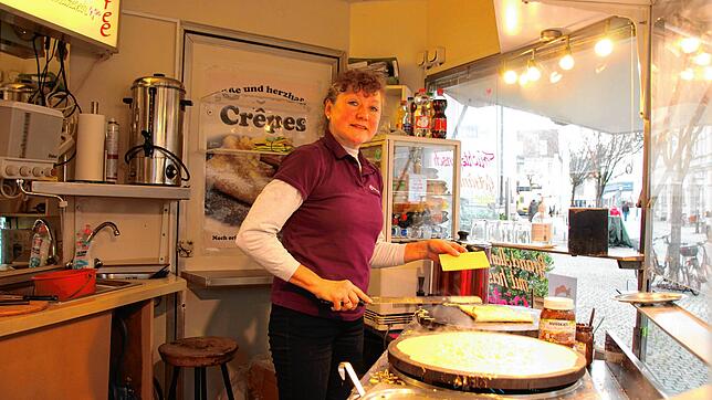 Michaela Wussow bereitet ihre seit Jahrzehnten so beliebten Crêpes vor. In diesem Jahr steht sie in der Sigismundstraße und nicht wie ...