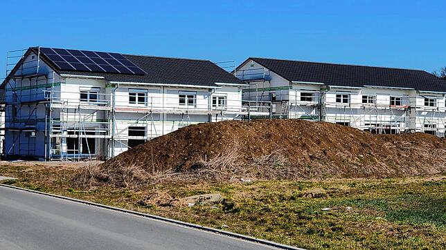 Reihenhäuser, wie hier in Wutöschingen, machen das Eigenheim günstiger. Nachdem die Fördermittel für energieeffizientes Bauen zunächst ...