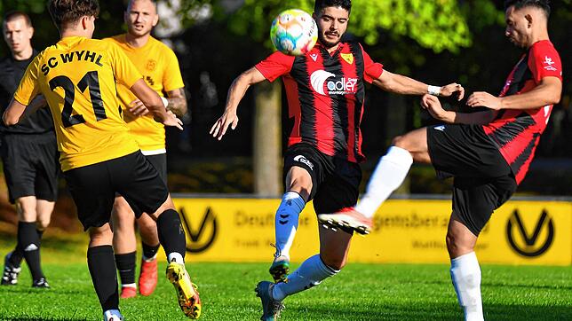 Der Retter: Serkan Korkmaz (Mitte) erzielte zwei Treffer für den FSV Rheinfelden zum 2:2 beim SC Wyhl. Rechts Teamkollege Muhammed Aslan.