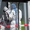 27. Juni 2022, ein Tag nach der Tat: Beamte sichern Spuren von der Messerstecherei, die ein Mann in einer Kressbronner Asylunterkunft ...