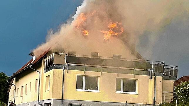 Ein Blitzschlag hat an einem Wohnhaus in Birkendorf am Dienstagabend einen hohen Schaden verursacht. Die Feuerwehren aus ...
