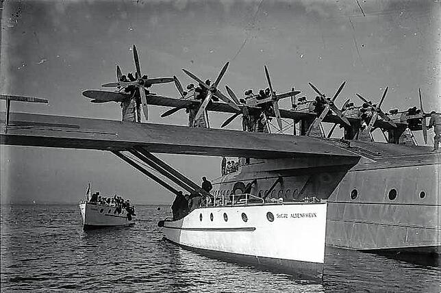 Die Dornier Do X und das Motorboot „Altenrhein“ Ende der 20er-Jahre. Das Boot brachte die Passagiere zu dem Flugschiff. Bis zu 170 Gäste ...