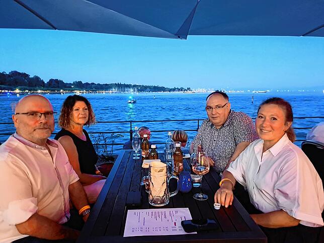 Wolfgang Geißler, Beate Brodmann-Kopp, Stefan und Svetlana Geißler (von links) genießen das Feuerwerk im Biergarten des Inselhotels.