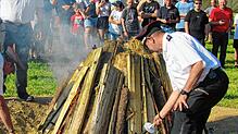 Mit dem Anzünden des Lagerfeuers beginnt das Zeltlager.