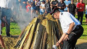 Mit dem Anzünden des Lagerfeuers beginnt das Zeltlager.