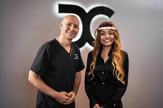Prominenz in der Klinik: La Toya Jackson, Michael Jacksons Schwester mit Klinikchef Andreas Dorow.
