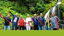 Freuen sich mit der Männer-Gymnastikgruppe der Triberger Asklepios-Klinik über die Bestätigung des Zertifikats „Heilklimatischer Kurort“ ...