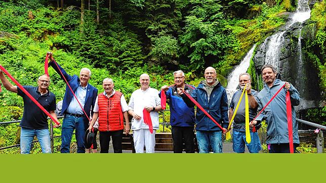Freuen sich mit der Männer-Gymnastikgruppe der Triberger Asklepios-Klinik über die Bestätigung des Zertifikats „Heilklimatischer Kurort“ ...