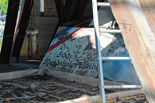 Ein Blick unters Dach: Im Speicher lagern unter anderem historische Schilder, die an frühere Chilbis erinnern.