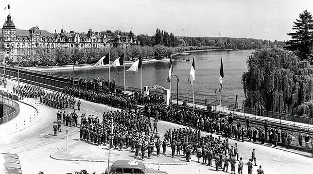 (Archivbild) Eine Parade der Franzosen auf der Alten Rheinbrücke vor ungefähr 80 Jahren. Ab dem 26. April 1945 besetzten die alliierten ...