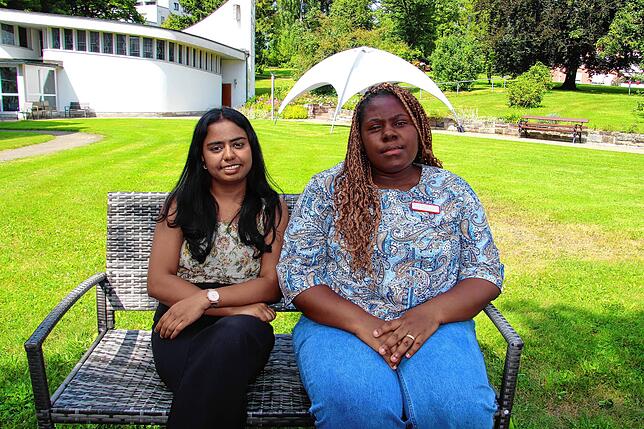 Maria Sebastian (links) und Sonia Tchihou machen eine Ausbildung zu Pflegefachfrauen im Pflegeheim St. Lioba in Villingen.