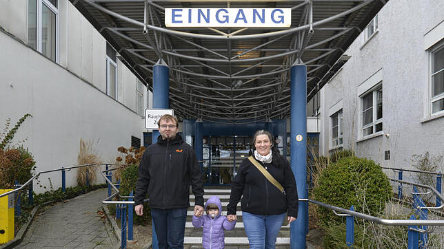 Walerij und Jennifer Schleining beim Verlassen des Radolfzeller Krankenhauses. Das Paar erwarten im Sommer Nachwuchs. Dieser wird aber ...
