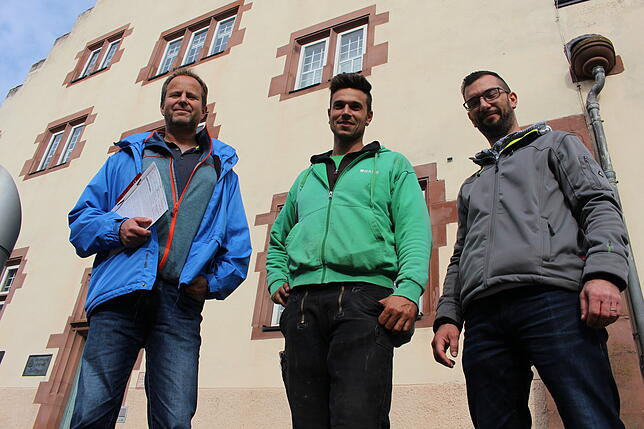 Wie ist der Zustand des Zunfthauses von außen? Darum kümmern sich Alexander Misok (von links), Manuel Baur und Marcus Grigull.