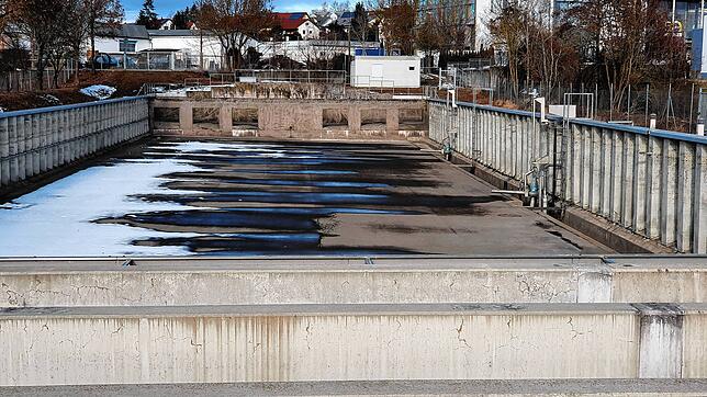 Beim Überlaufbecken hinter der Firma Helios endet der Neckarkanal. Er soll nun auf 1,4 Kilometer Länge in vier Jahren saniert werden.