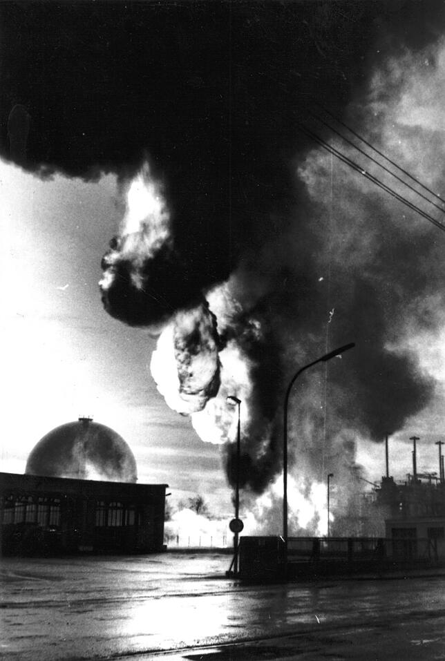 Beim Anblick des dichten, schwarzen Rauchs durch den Brand der vier Flüssiggasbehälter am 23. Dezember 1967 auf dem Gelände des ...