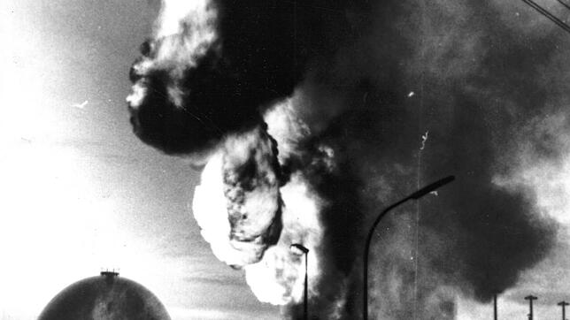 Beim Anblick des dichten, schwarzen Rauchs durch den Brand der vier Flüssiggasbehälter am 23. Dezember 1967 auf dem Gelände des ...