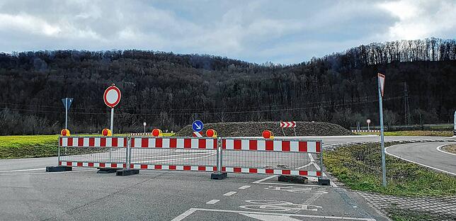 Der Kreisverkehr ist noch gesperrt.