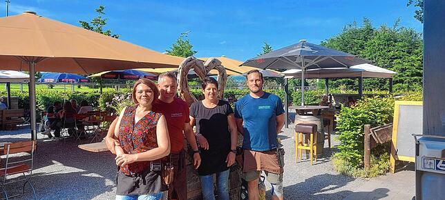 Die Chefs des Ziegelhofstübles Nicole und Daniel Märkl (in der Mitte) zusammen mit ihren langjährigen Mitarbeitern Anna und Timo.