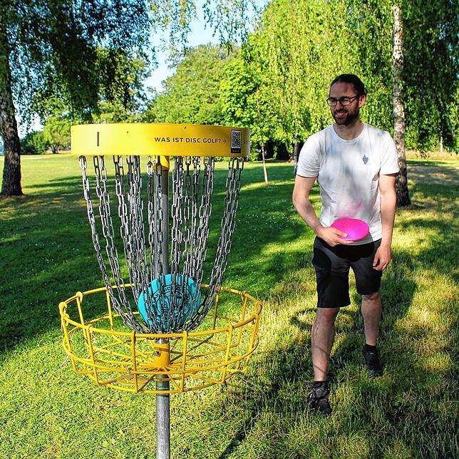 Alexander Sessler (32) kann beim Disc Golf im Seeburgpark so richtig abschalten.