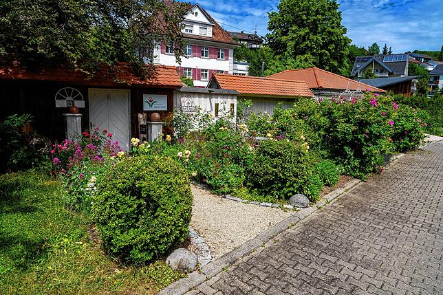 Eine kleine Blütenoase im Ortskern.