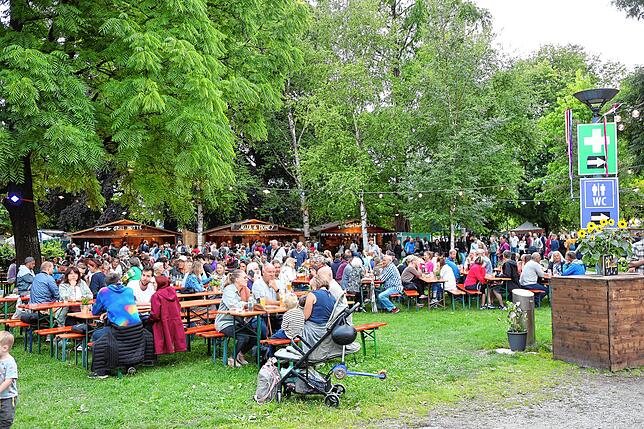Bild 22: Die Gäste feiern beim Stadtgartenfest: Hier sind die Fotos vom ersten Abend